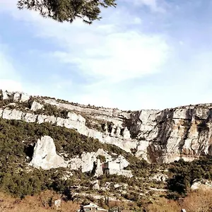 Vue Panoramique Sur Le Château,montagne Et Grottes Fontaine-de-Vaucluse